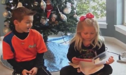 Μια μαμά έδωσε στα παιδιά της ένα άσχημο δώρο. Δείτε την αντίδρασή τους!