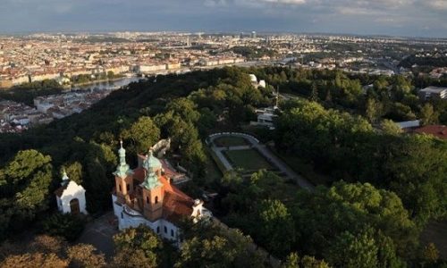 Ανεβαίνοντας στο λόφο Πέτριν της Πράγας!(εικόνες)