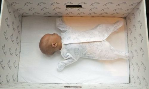 Δείτε γιατί τα μωρά στη Φιλανδία κοιμούνται σε χάρτινα κουτιά!