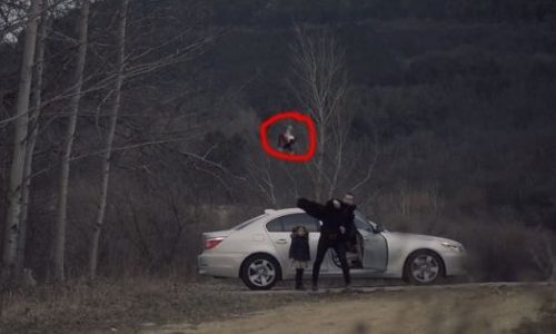 Συγκλονιστικό: Πατέρας πετάει έξω από το αυτοκίνητο μία κούκλα. Δείτε τι γίνεται στην συνέχεια (βίντεο)