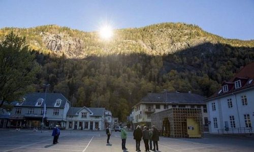 Στην πιο σκοτεινή πόλη του κόσμου… εκεί που οι κάτοικοι βλέπουν τον ήλιο με καθρέφτες (photos)