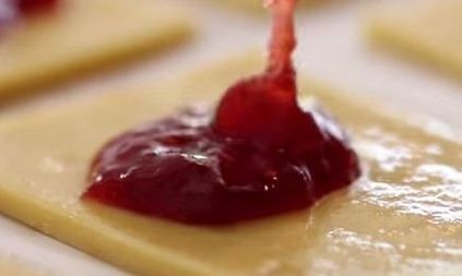 Εύκολο γλύκισμα με μαρμελάδα και ζύμη για τάρτες, που τα παιδιά θα λατρέψουν (βίντεο)