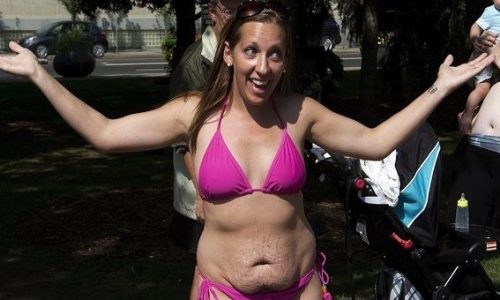 Αυτή είναι η απάντηση μίας μητέρας που βγήκε με μπικίνι στην παραλία και δέχθηκε bullying (εικόνες)