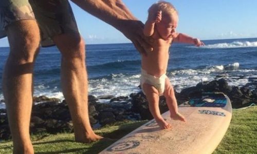 Μαθαίνουν το μωρό τους από τώρα στη σανίδα του surf