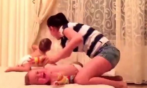 Η καθημερινότητα μίας μητέρας διδύμων: Προσπαθεί να τα ντύσει αλλά…(βίντεο)