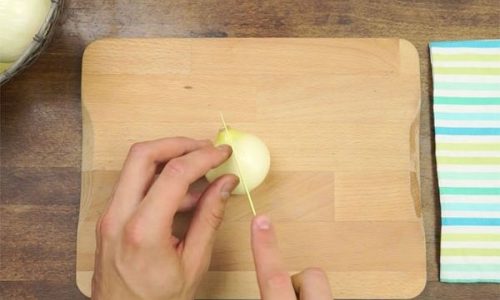 Αυτός είναι ο καλύτερος τρόπος για να κόψετε ένα κρεμμύδι χωρίς να δακρύσετε! (βίντεο)