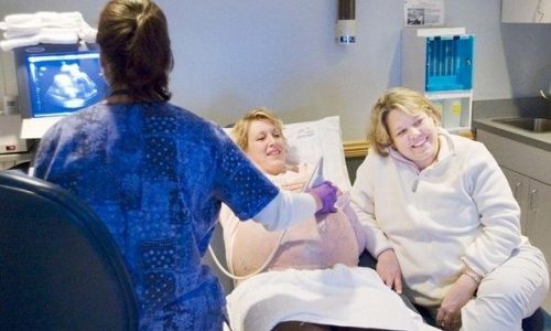 Αυτοί είναι οι λόγοι που μία μέλλουσα μαμά χρειάζεται τη μαία δίπλα της