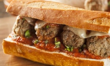 Σάντουιτς με πικάντικα κεφτεδάκια και τυρί