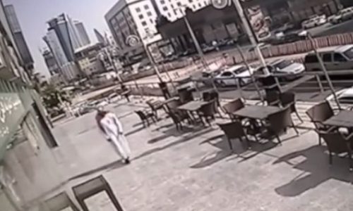 Γλίτωσε από θαύμα! Περπατούσε στο δρόμο όταν συνέβη κάτι απίστευτο! (video)