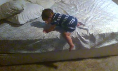 Πανέξυπνο! Δείτε τι σκαρφίστηκε αυτός ο μπόμπιρας όταν τα βρήκε σκούρα! (video)