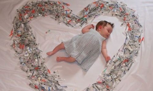 Η φωτογραφία με το μωρό μέσα σε μια καρδιά από σύριγγες που συντάραξε τα social media