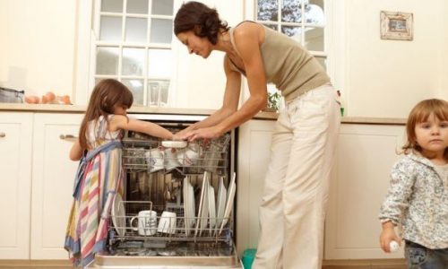 Στοίβες τα πιάτα σας στην κουζίνα; Δείτε το σαν παιχνίδι μαζί με τα παιδιά!