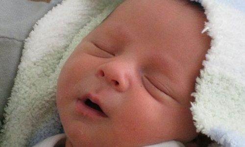 Tο πρώτο μωρό του 2016 είναι κοριτσάκι!