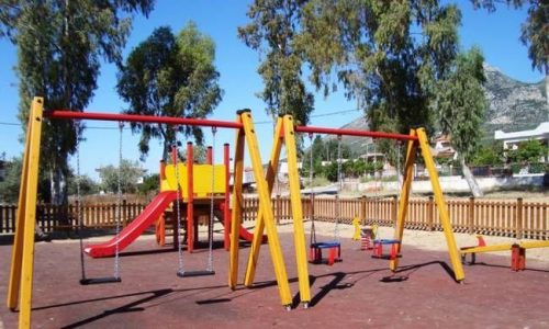 Προσοχή: Επικίνδυνο ζευγάρι με τσεκούρι σε παιδική χαρά στον Μαραθώνα – Τι ζήτησε από δύο ανήλικους