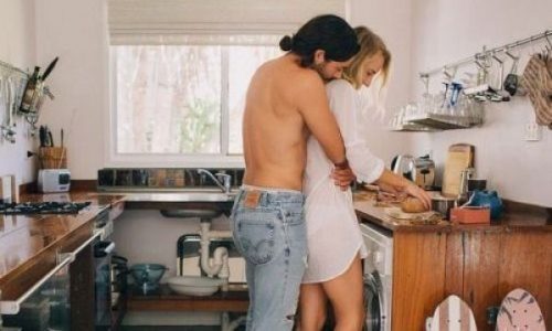 Γονείς, μπορείτε να αγκαλιαστείτε και να φιληθείτε μπροστά στα παιδιά σας!