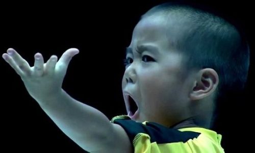 Ο 6χρονος που έχει τρελάνει το you tube με τις κινήσεις του(βίντεο)