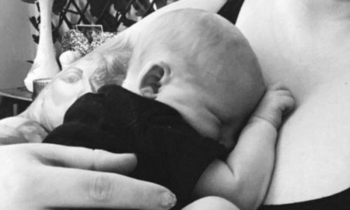 Μετά από πολλές προσπάθειες, θήλασε το γιο της με επιτυχία! (φωτό)