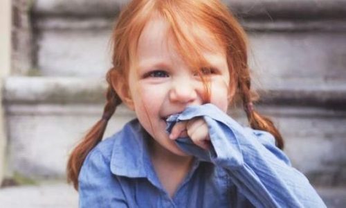 Το τζιν φόρεμα που δεν πρέπει να λείπει από τη ντουλάπα της κόρης σας