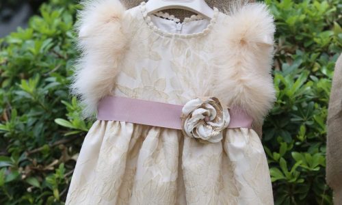 Χειμερινή βάφτιση; Αυτό είναι το πιο χαριτωμένο φορεματάκι για το βαφτιστήρι σας