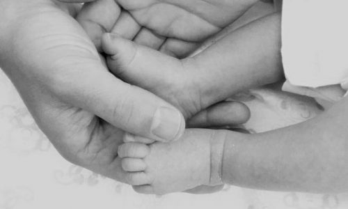 Δυόμιση χρόνια μετά τον γάμο τους στη Μύκονο υποδέχτηκαν το πρώτο τους παιδί! (φωτό)