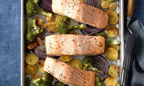 Ψητός σολομός με τραγανές πατάτες και μπρόκολο