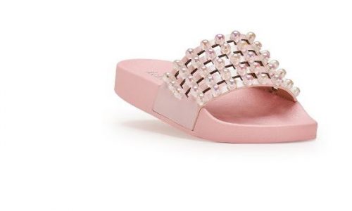 Ορίστε που θα βρείτε τα παντοφλάκια που φοράει η North West - Η τιμή τους θα σας εκπλήξει