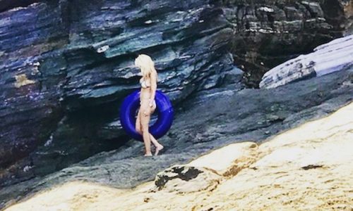 Ελένη Μενεγάκη: Οι αρετουσάριστες φωτό με μπικίνι  - Οι βουτιές με... την κουλούρα της στην Τήνο