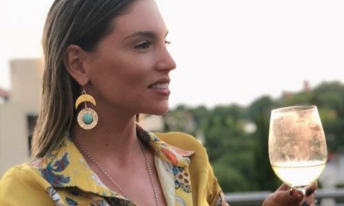 Η Αθηνά Οικονομάκου με στιλάτο μπικίνι και χωρίς κανένα ρετούς