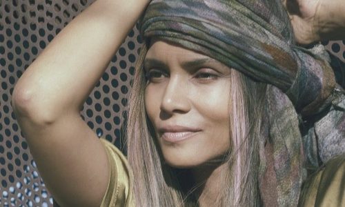 Η Halle Berry μόλις αποκάλυψε το μυστικό της για αψεγάδιαστο δέρμα