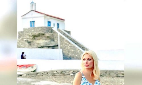Η Ελένη Μενεγάκη στην Παναγιά Θαλασσινή της Άνδρου