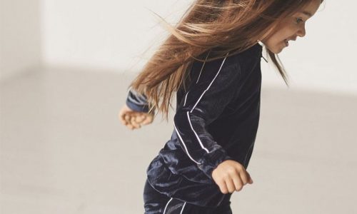 Άνετο και μοντέρνο παντελόνι φόρμα σε βελούδο μπλε