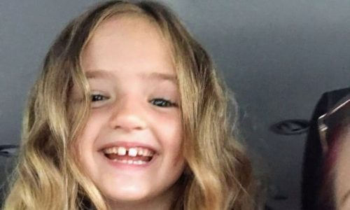 Άφησε την κόρη της να ντυθεί μόνη της για τη σχολική φωτογράφιση αλλά ξέχασε το πιο σημαντικό (pics)