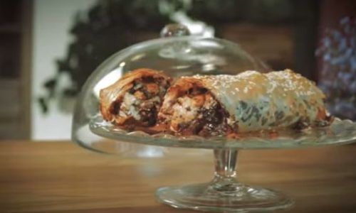 Έχετε φτιάξει ποτέ χαλβαδόπιτα; Αν όχι, σημειώστε τη δική μας συνταγή