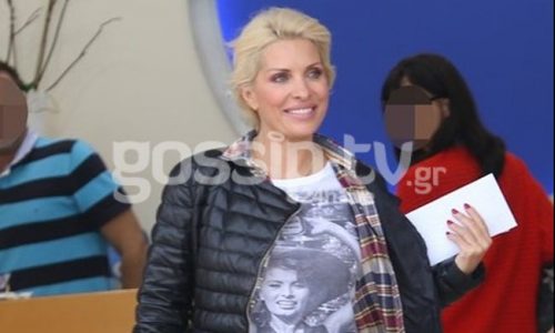 Ελένη Μενεγάκη: Με τα παιδιά της στο λιμάνι της Ραφήνας με προορισμό -ποιον άλλον- την Άνδρο!