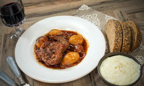 Πεντανόστιμη και λαχταριστή συνταγή για μοσχάρι στιφάδο (vid)