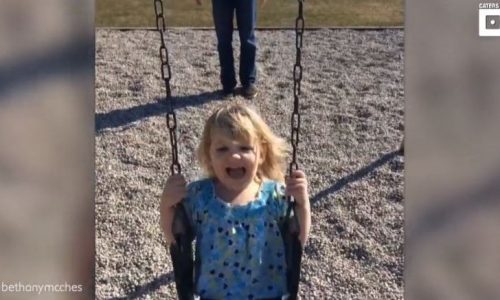 Δείτε τι κάνει η μικρή ενώ η μαμά την τραβά με το κινητό (vid)