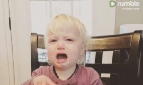 Ο λόγος που κλαίει η πιτσιρίκα θα σας κάνει να πέσετε στο πάτωμα από τα γέλια (vid)