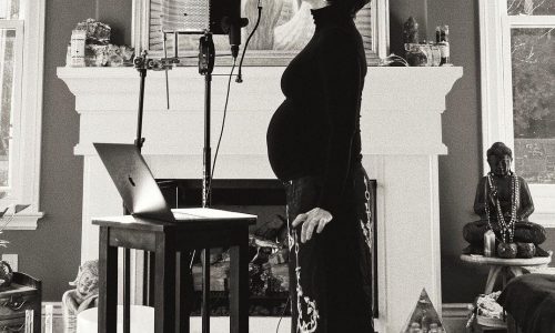 Πασίγνωστη τραγουδίστρια έγκυος για τρίτη φορά (pics)