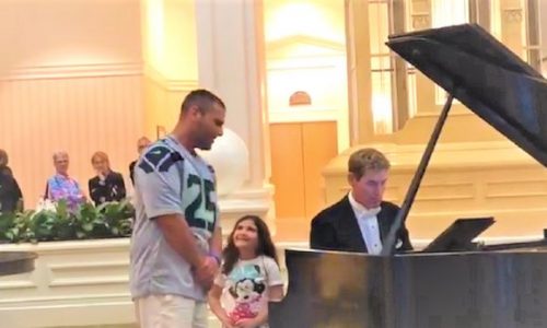 Τραγούδησε το «Ave Maria» για χάρη της κόρης του και έγινε viral (vid)