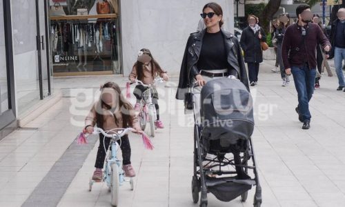 Η Σταματίνα Τσιμτσιλή με τα παιδιά της στην Κηφισιά - Τα πέδιλά της είναι απόλυτη τάση