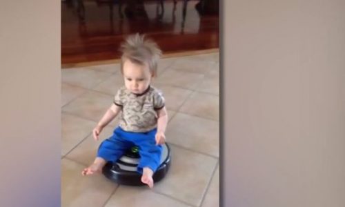 Μα τι κάνει αυτός ο μικρούλης πάνω στη σκούπα; (vid)