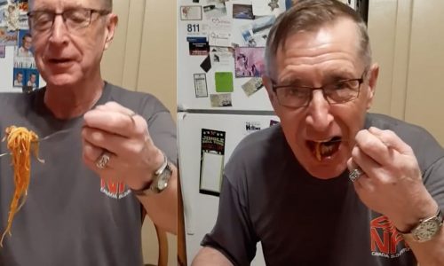 Μπαμπάς μας έδειξε τον πιο αστείο τρόπο να φάμε τα μακαρόνια μας - Κλαίμε από τα γέλια (vid)