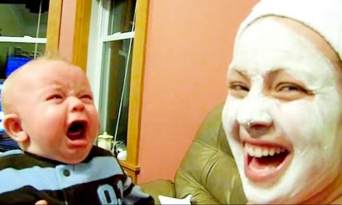 Δε φαντάζεστε πώς αντιδρούν αυτά τα μωρά όταν βλέπουν τη μαμά τους με μάσκα ομορφιάς (vid)