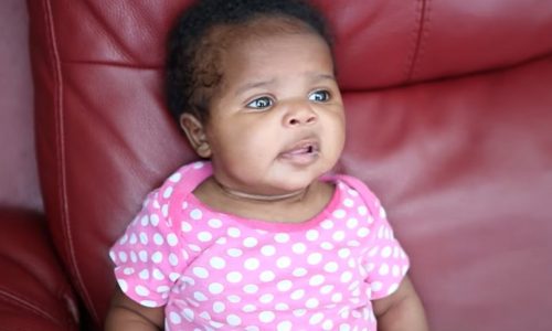 Μπαμπάς παίρνει συνέντευξη από την τριών μηνών κόρη του και το διαδίκτυο λιώνει (vid)