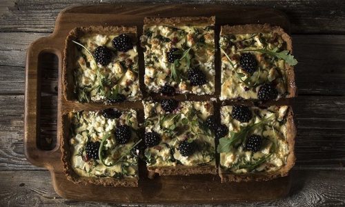 Άκης Πετρετζίκης: Τάρτα με κατσικίσιο τυρί και μαύρα μούρα