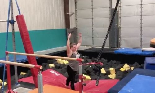 Viral βίντεο αποδεικνύει πόσο δυνατά είναι τα σώματα των μαμάδων