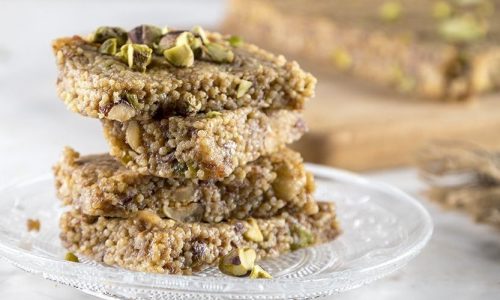 Σνακ για την παραλία: Μπάρες με κεχρί και ταχίνι του Άκη Πετρετζίκη