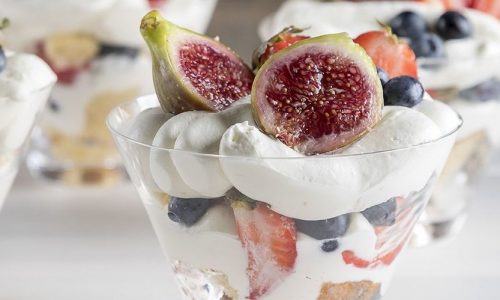 Λαχταριστό trifle από τον Άκη Πετρετζίκη