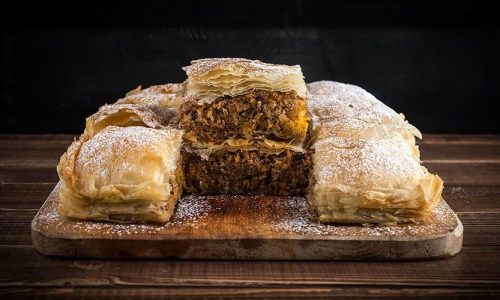 Δείτε πώς θα φτιάξετε κι εσείς τη γλυκιά κολοκυθόπιτα με σταφίδες του Άκη