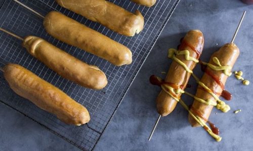 Corn dogs στον φούρνο - Το σνακ που θα λατρέψουν όλα τα παιδιά